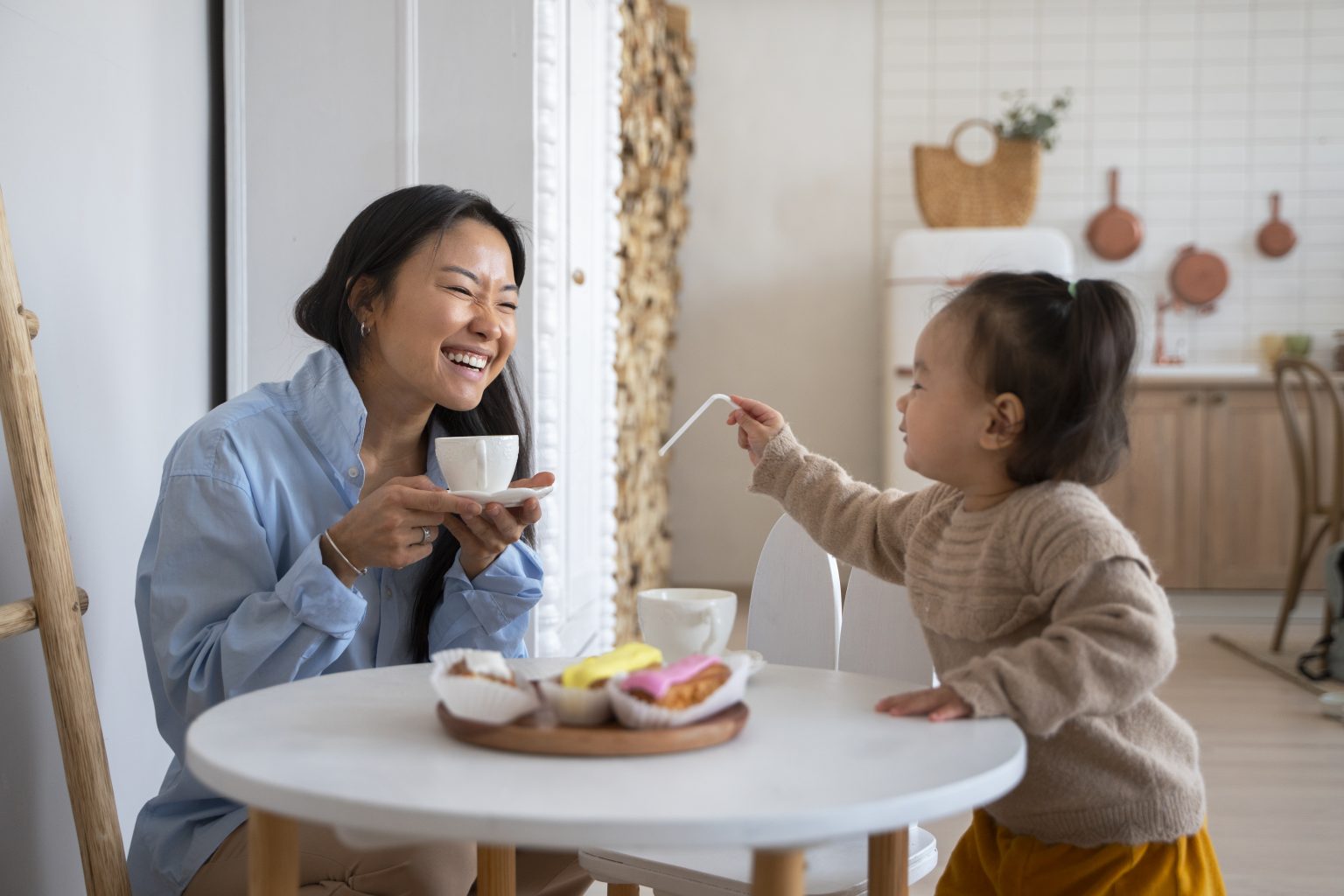 Stimulasi oromotor anak melalui aktivitas makan, minum, bunyi, dan bermain bersama orang tua