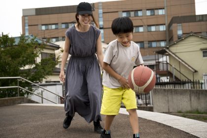 Ibu mendampingi anak bermain basket untuk memahami hubungan sebab-akibat saat bermain.