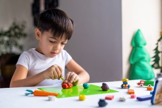 Anak pra-sekolah melatih motorik halus dengan meronce dan playdough