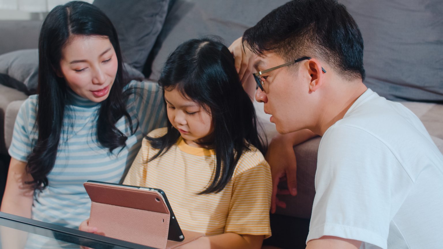 Orang tua mendampingi anak Gen Alpha menggunakan AI dengan kritis