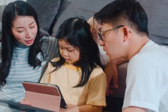 Orang tua mendampingi anak Gen Alpha menggunakan AI dengan kritis