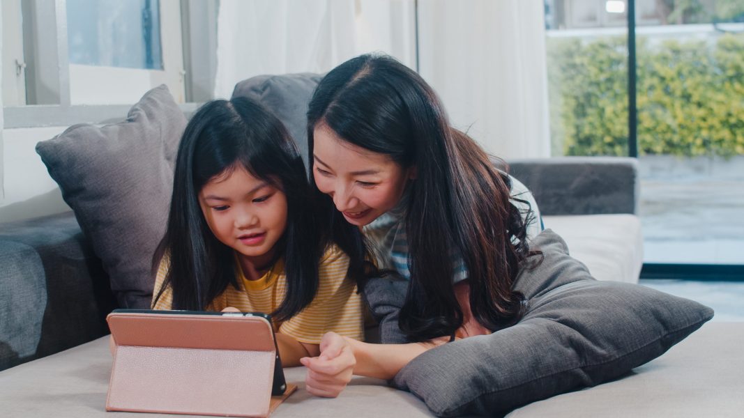 Kebiasaan digital keluarga untuk membantu anak mengatur penggunaan gadget