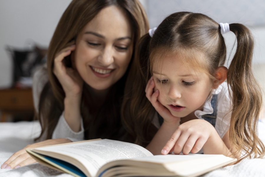 Langkah membaca buku interaktif: berhenti, amati, respons, dan perluas bahasa anak