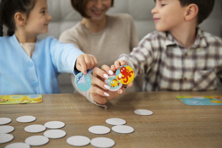 Ibu dan anak bermain meniru bunyi untuk melatih interaksi bicara