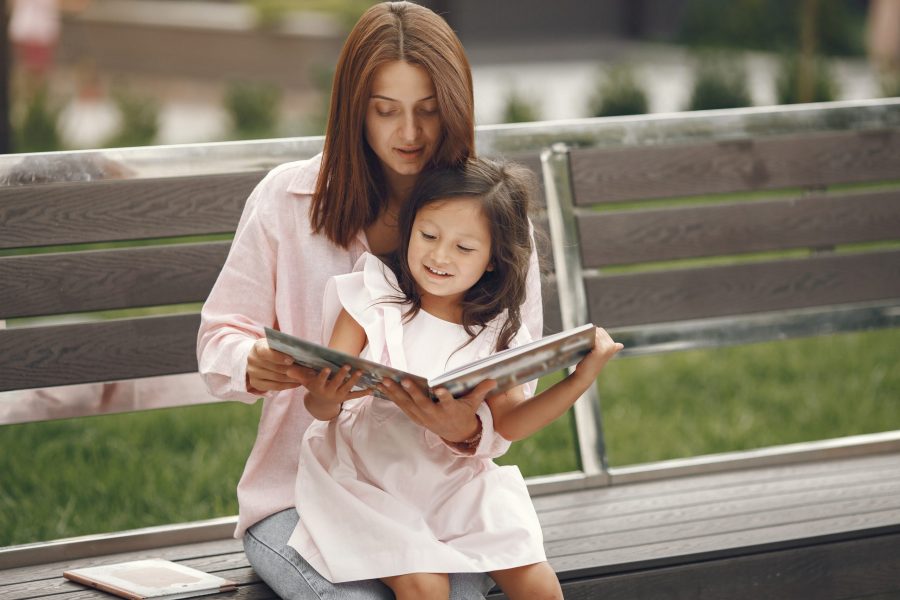 Cara membaca buku interaktif: lihat, tunggu, respons, dan perluas ucapan anak