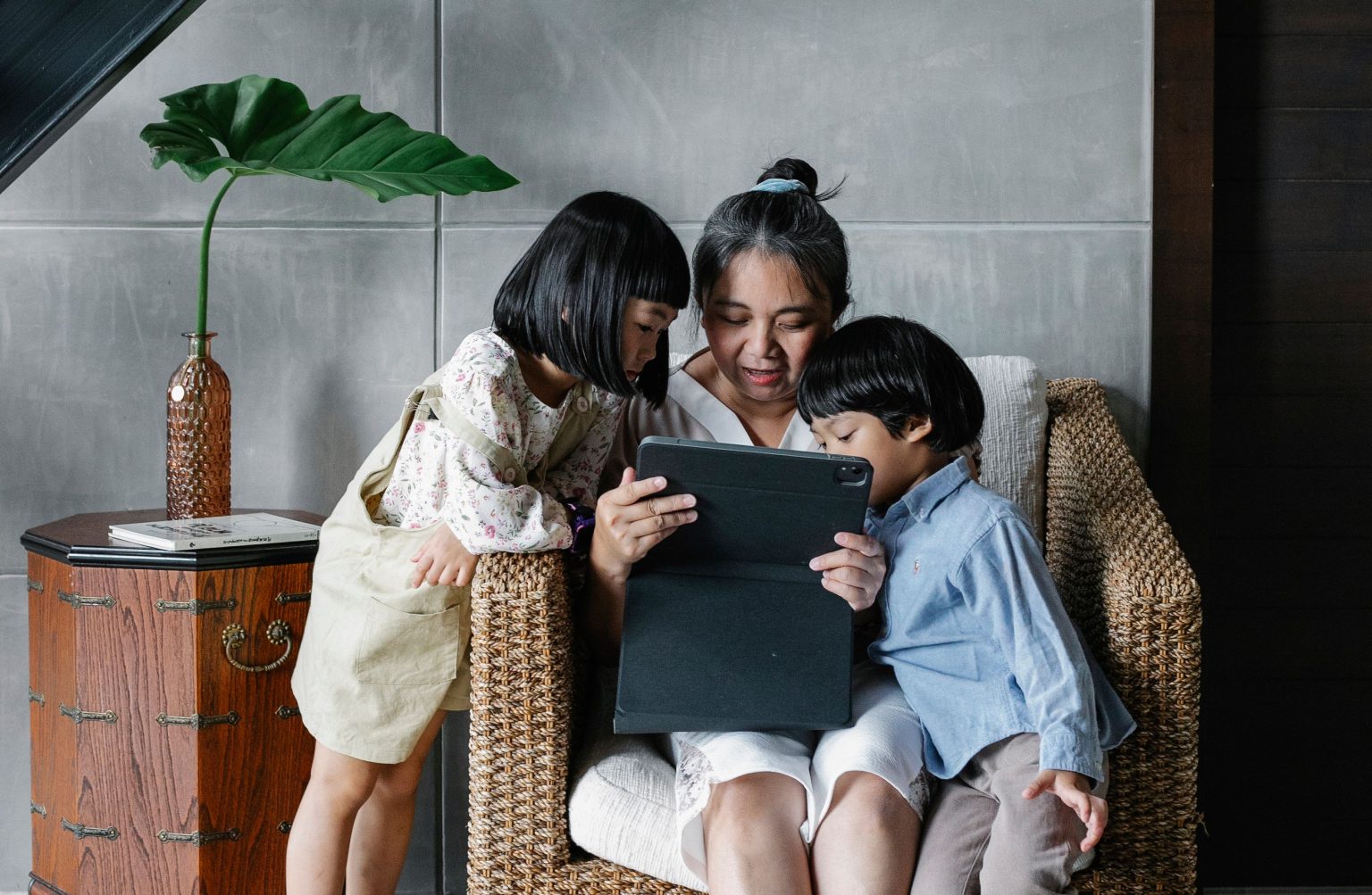 Ibu mendampingi anak Generasi Alpha berdiskusi tentang informasi digital di rumah