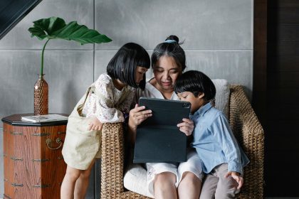 Ibu mendampingi anak Generasi Alpha berdiskusi tentang informasi digital di rumah