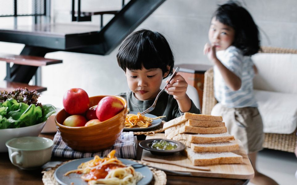 Ilustrasi empat kebiasaan sehat anak yaitu bergerak, makan, bermain, dan tidur