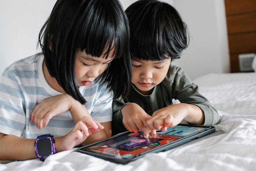 Anak Gen Alpha menyeimbangkan kegiatan digital dengan bermain dan membaca