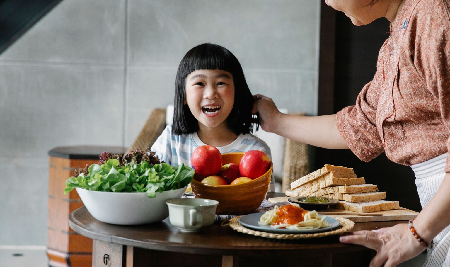Orang tua menyiapkan variasi makanan berserat untuk mendukung pencernaan anak