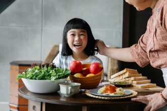 Orang tua menyiapkan variasi makanan berserat untuk mendukung pencernaan anak