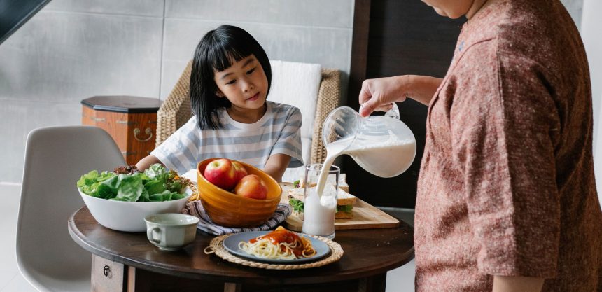 Ibu dan anak membangun kebiasaan gaya hidup sehat di rumah