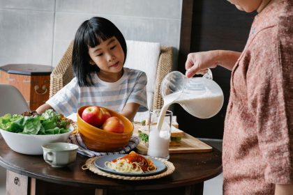 Ilustrasi edukasi serat dan pencernaan anak dengan pilihan makanan sehari-hari
