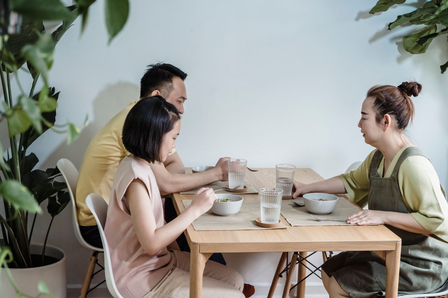 Keluarga mengobrol saat makan tanpa menggunakan gadget