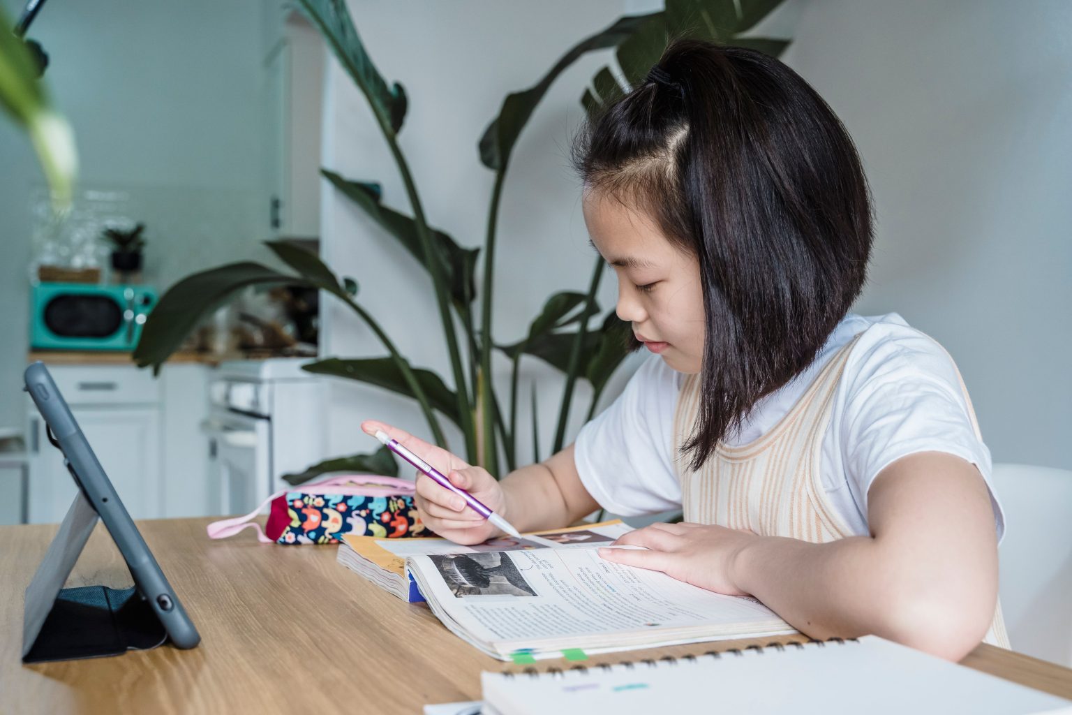 Anak beralih dari menggunakan tablet ke membaca buku dengan pendampingan orang tua untuk membantu transisi perhatian.