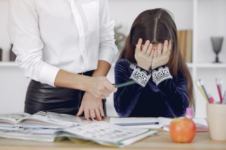 Ibu mendampingi anak yang sedang kecewa sebelum mulai belajar di rumah