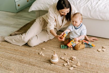 Ibu mengajak anak ngobrol sambil bermain untuk stimulasi bahasa.