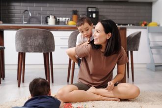 Perkembangan bicara anak sesuai usia saat bermain dengan ibu