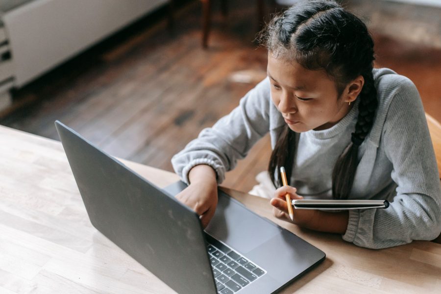 Ilustrasi area belajar anak dengan target kecil, jeda gerak, dan gadget disimpan.