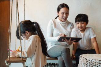 Ibu memodelkan pengucapan kata dengan jelas saat bermain bersama anak