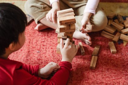 Orang tua dan anak bermain balok selama sepuluh menit di rumah
