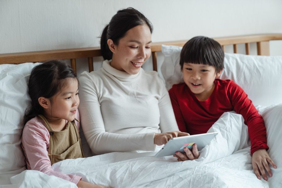 Rutinitas sebelum tidur untuk stimulasi bicara dan bahasa anak