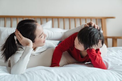 Anak paham tapi sedikit bicara saat berinteraksi bersama ibu