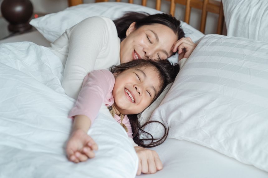 Ibu dan anak mengobrol sebelum tidur untuk melatih kemampuan bercerita