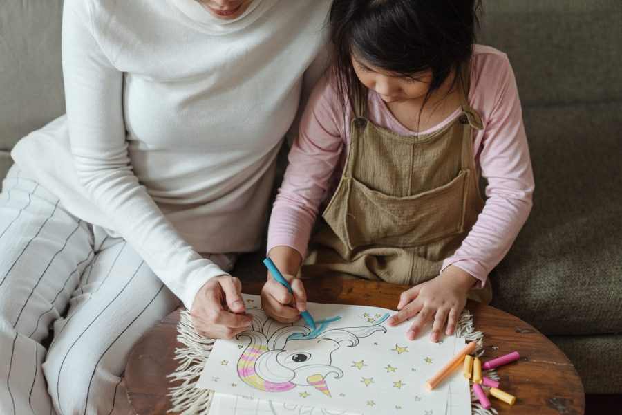 Aktivitas sehari-hari untuk menambah kosakata anak.