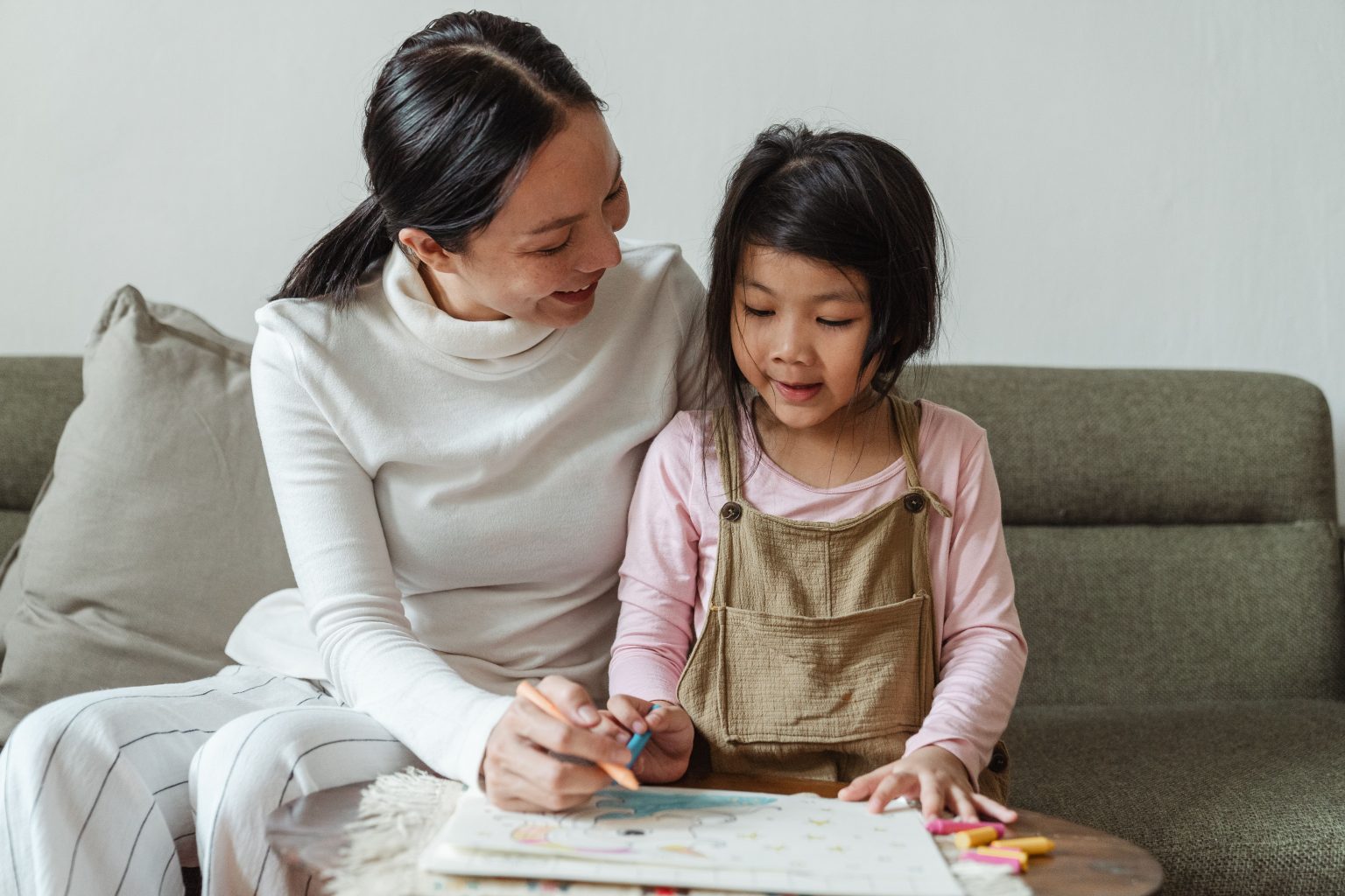 Ibu dan anak berinteraksi untuk mengembangkan bahasa reseptif dan ekspresif