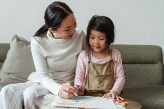 Ibu dan anak berinteraksi untuk mengembangkan bahasa reseptif dan ekspresif