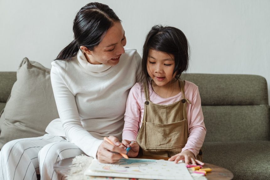 Ibu dan anak berinteraksi untuk mengembangkan bahasa reseptif dan ekspresif