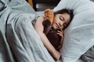 Anak tidur nyenyak setelah belajar sebagai ilustrasi hubungan tidur dan memori anak.