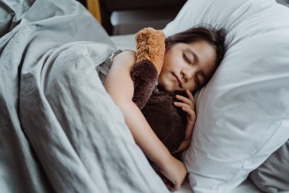 Anak tidur nyenyak setelah belajar sebagai ilustrasi hubungan tidur dan memori anak.