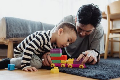 Checklist kemampuan bicara anak sesuai usia saat bermain bersama orang tua