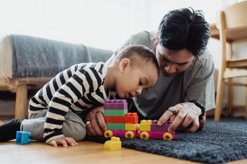 Checklist kemampuan bicara anak sesuai usia saat bermain bersama orang tua