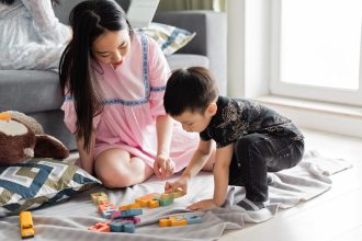 Ibu mencontohkan bunyi kata saat bermain dengan anak.