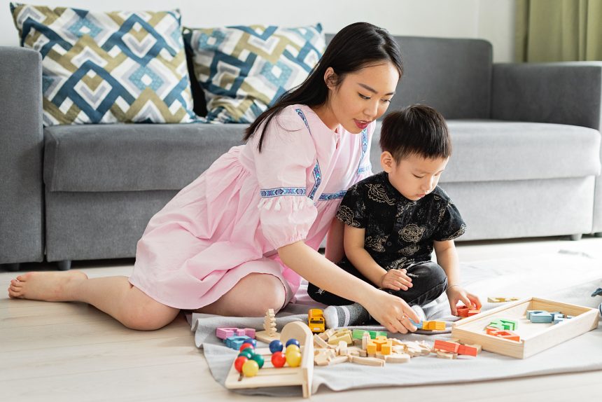 Ibu membantu anak mengenal kata pertama melalui bermain.