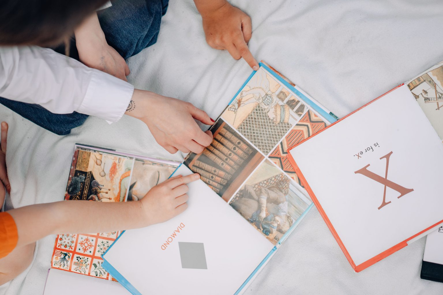 Ibu dan anak membaca buku interaktif untuk melatih bahasa