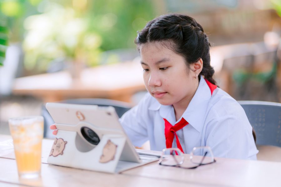 Ilustrasi empat langkah transisi setelah screen time untuk membantu anak kembali fokus.
