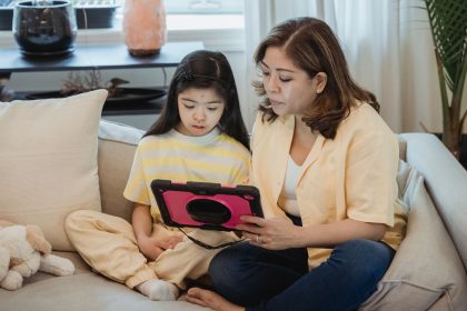 Ibu dan anak membuat kesepakatan penggunaan gadget di ruang keluarga