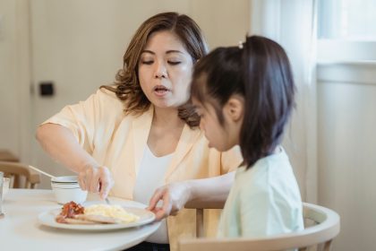 Ibu mendampingi rutinitas pagi anak agar lebih siap fokus sebelum sekolah