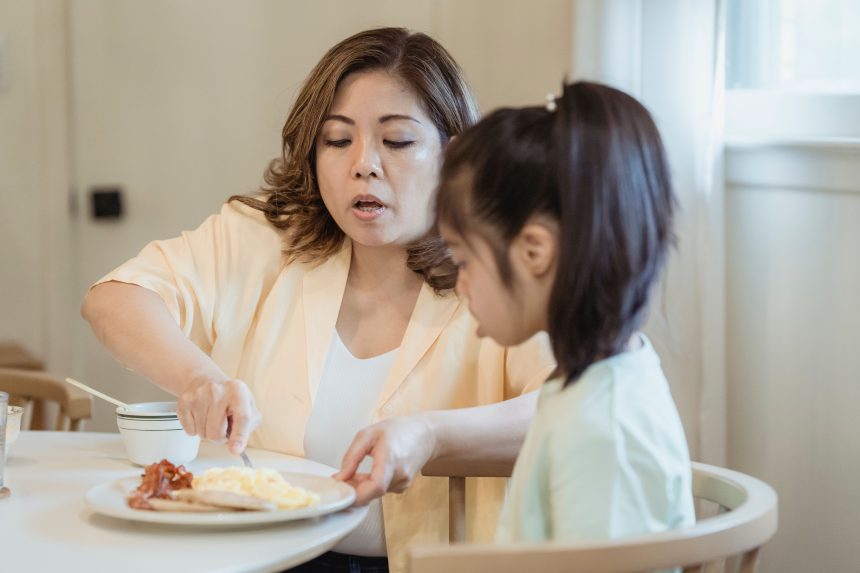 Ibu mendampingi rutinitas pagi anak agar lebih siap fokus sebelum sekolah