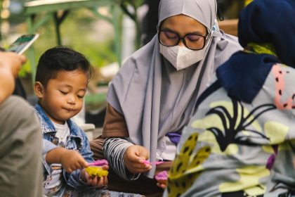 Ibu dan anak mengamati benda alam untuk mengasah rasa ingin tahu anak
