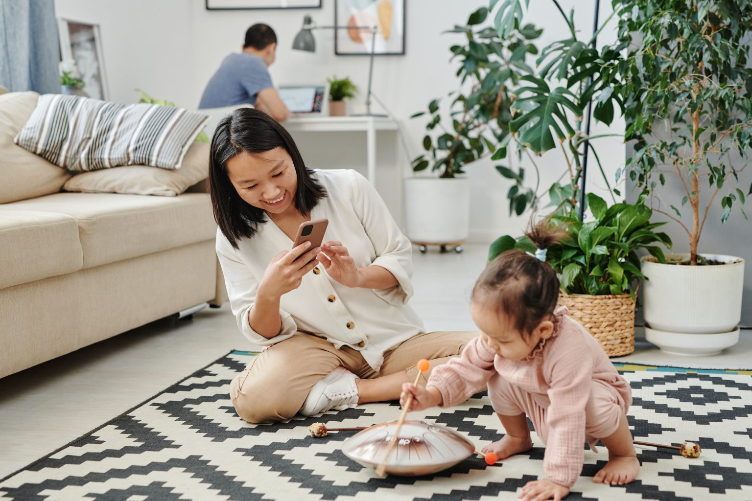 Ibu dan anak bermain bunyi untuk stimulasi artikulasi