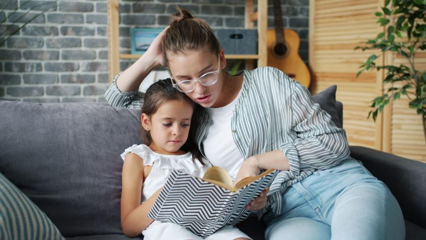 Stimulasi artikulasi anak saat membaca buku bersama ibu.