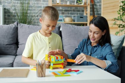 Anak menyusun balok bersama ibu untuk mengenal hubungan sebab dan akibat