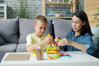 Ibu membantu mengembangkan kata pertama dan kosakata anak saat bermain