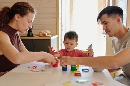 Anak dan orang tua melakukan sensory play sederhana di rumah