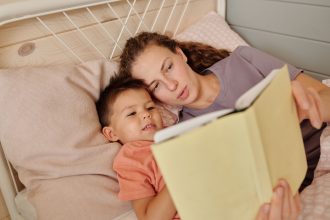 Ibu membaca buku bersama anak sebagai stimulasi bahasa sebelum tidur